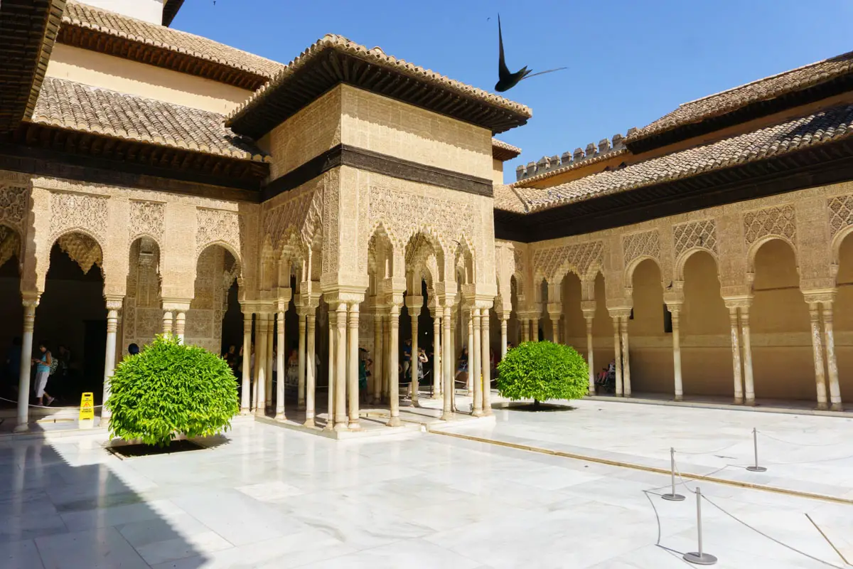 Ein schönes Bauwerk im Nasridenpalast in der Alhambra Granada
