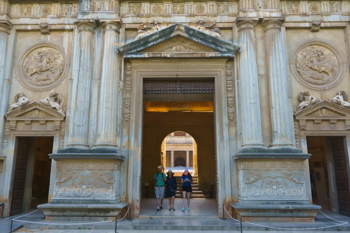 Der Eingang vom Palast Carl in der Alhambra Anlage Granada
