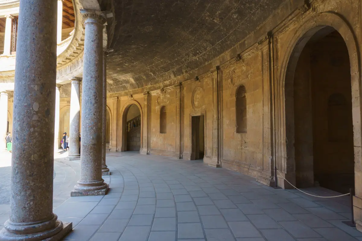 Im Innenhof vom Palast Carl in der Alhambra Anlage Granada
