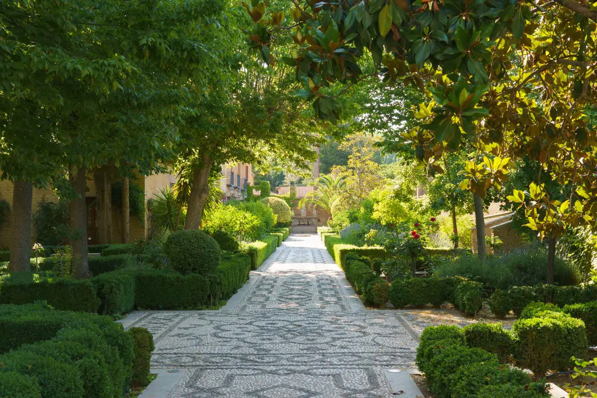 Der Garten des Parador de Granada Hotels