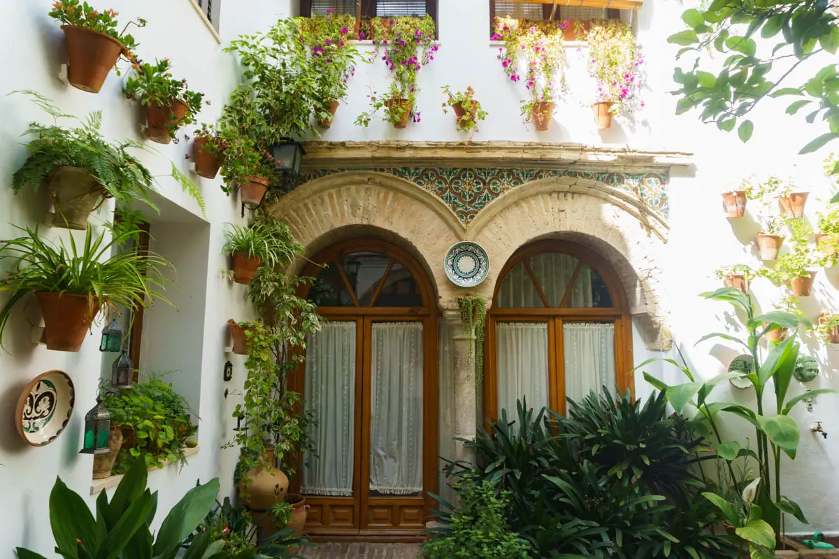 Ein kleiner Innenhof in Cordoba mit ganz vielen Blumentöpfen