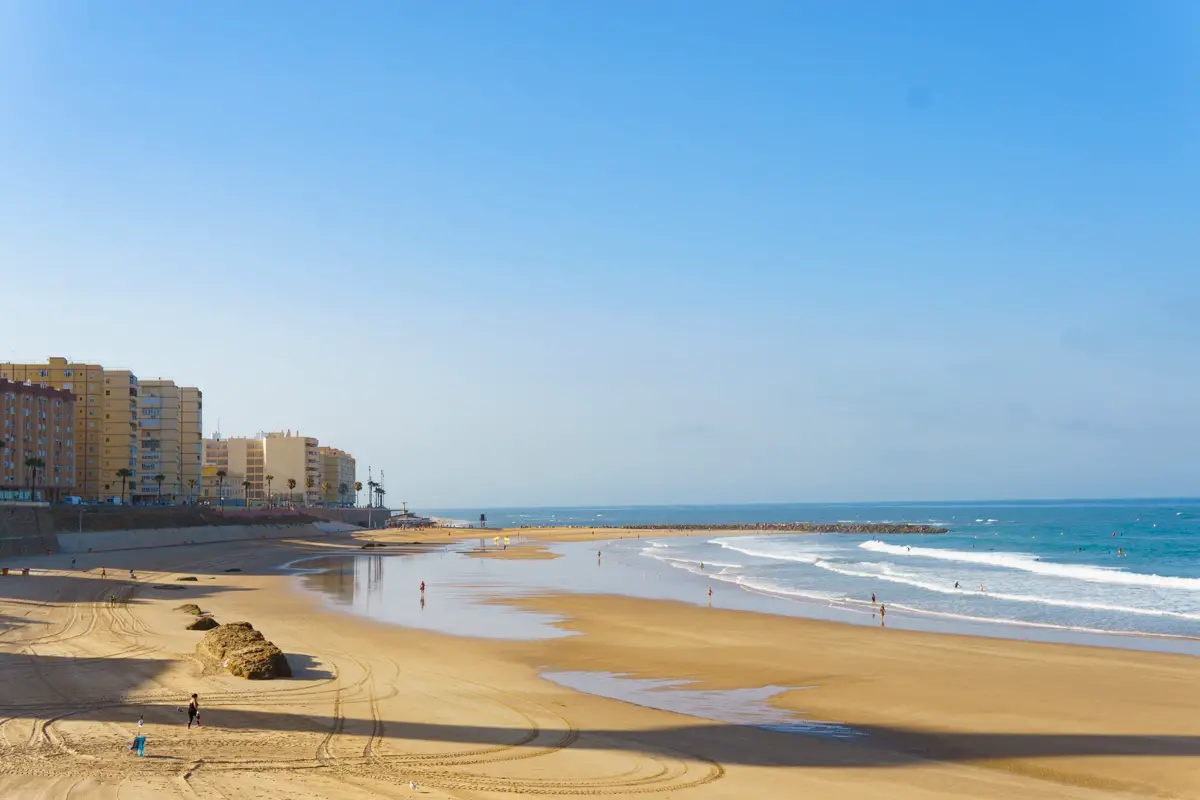 Der wunderschöne Neustadt Strand Playa de Santa Maria del Mar in Cadiz