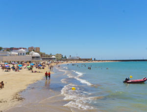 Packliste Strandurlaub: Strand in Cadiz Andalusien