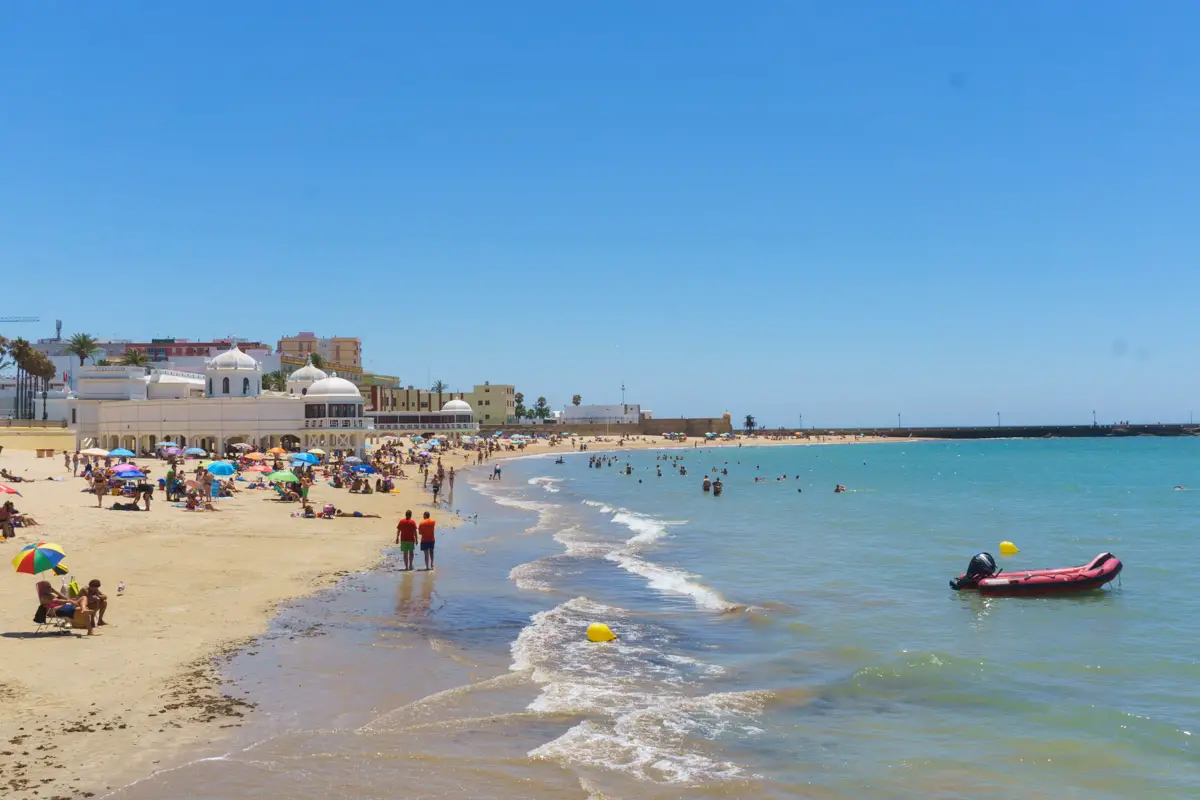 Packliste Strandurlaub: Strand in Cadiz Andalusien
