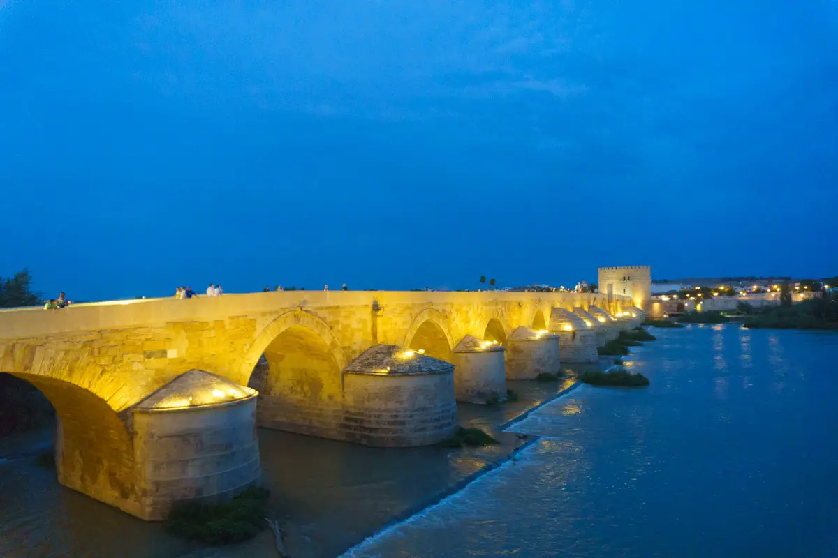 Die Brücke Puente Romano bei Nacht in Cordoba