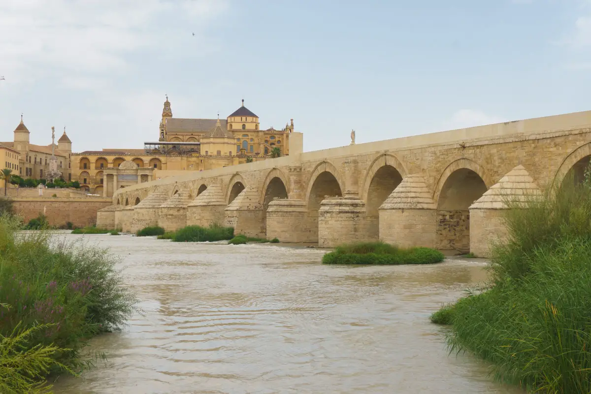 Cordoba Reisebericht: Die Brücke Puente Romano mit Blick auf den Fluss und Cordoba