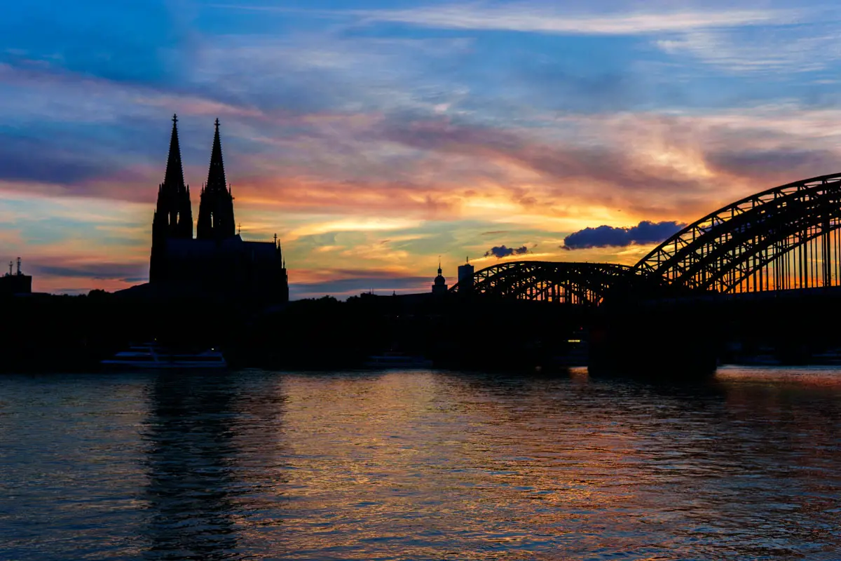 Romantischer Sonnenuntergang am Rheinboulevard mit Blick auf den Kölner Dom