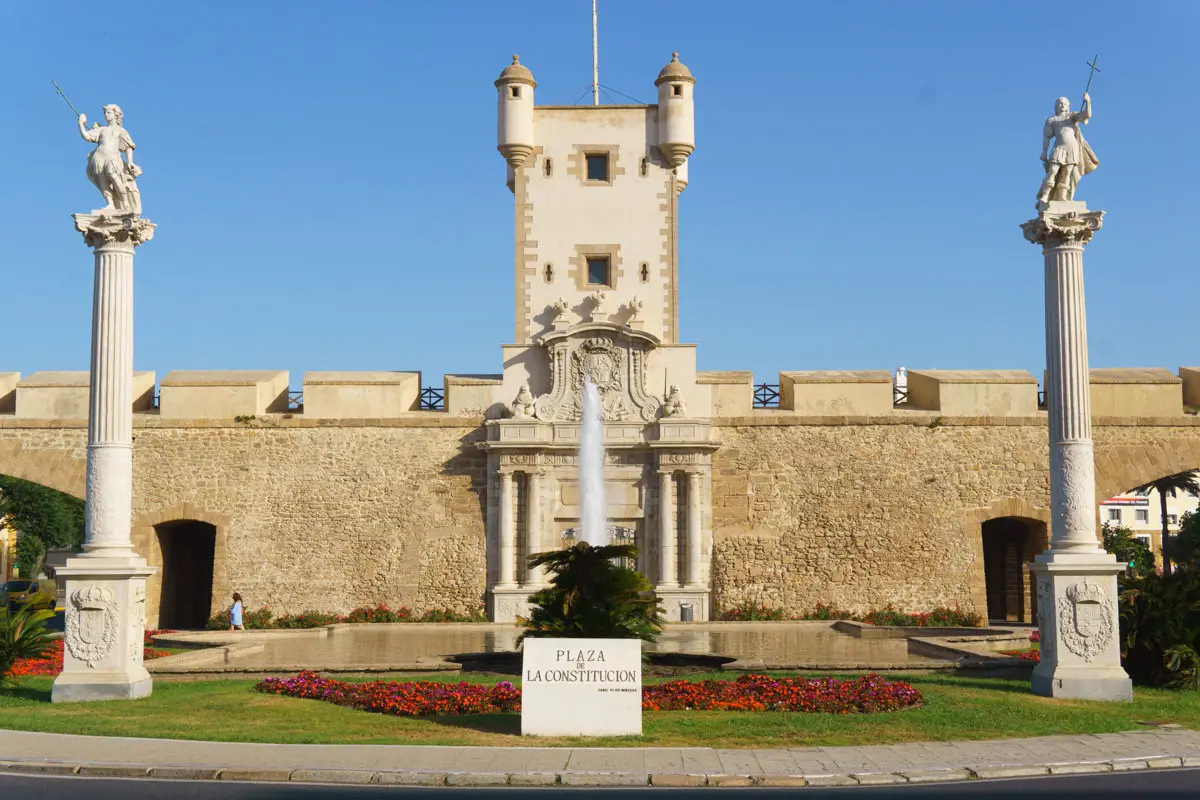 Die Stadtmauer Puerta de Tierra und ein kleiner Platz in Cadiz Spanien
