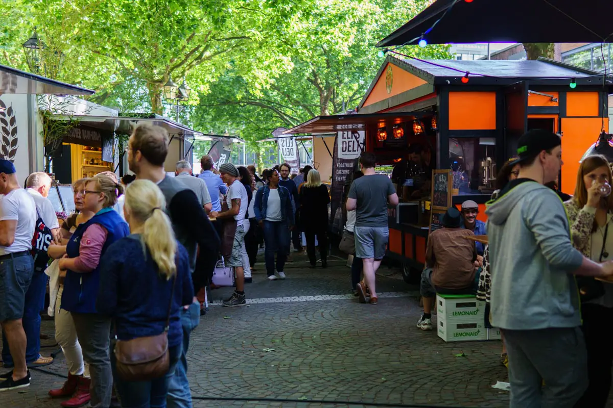 Ganz viele Besucher und Foodtrucks auf dem Kölner Streetfoodmarkt