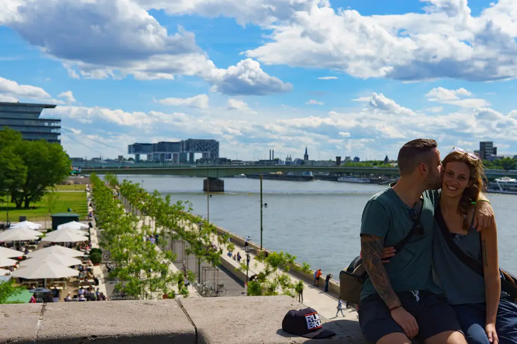 Wir in Köln mit dem Rheinufer im Hintergrund