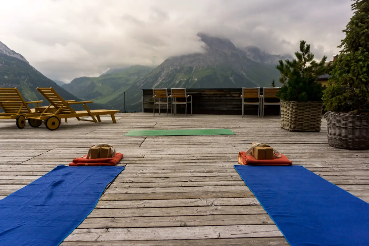 Yoga Ausrüstung mit Blick auf die Berge