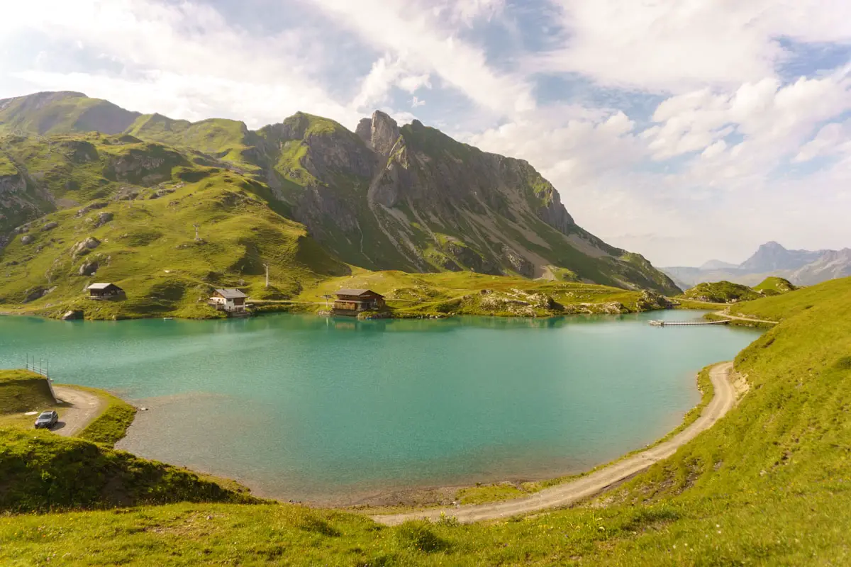 Der Zürser See auf der grünen Etappe in Lech Zürs Vorarlberg