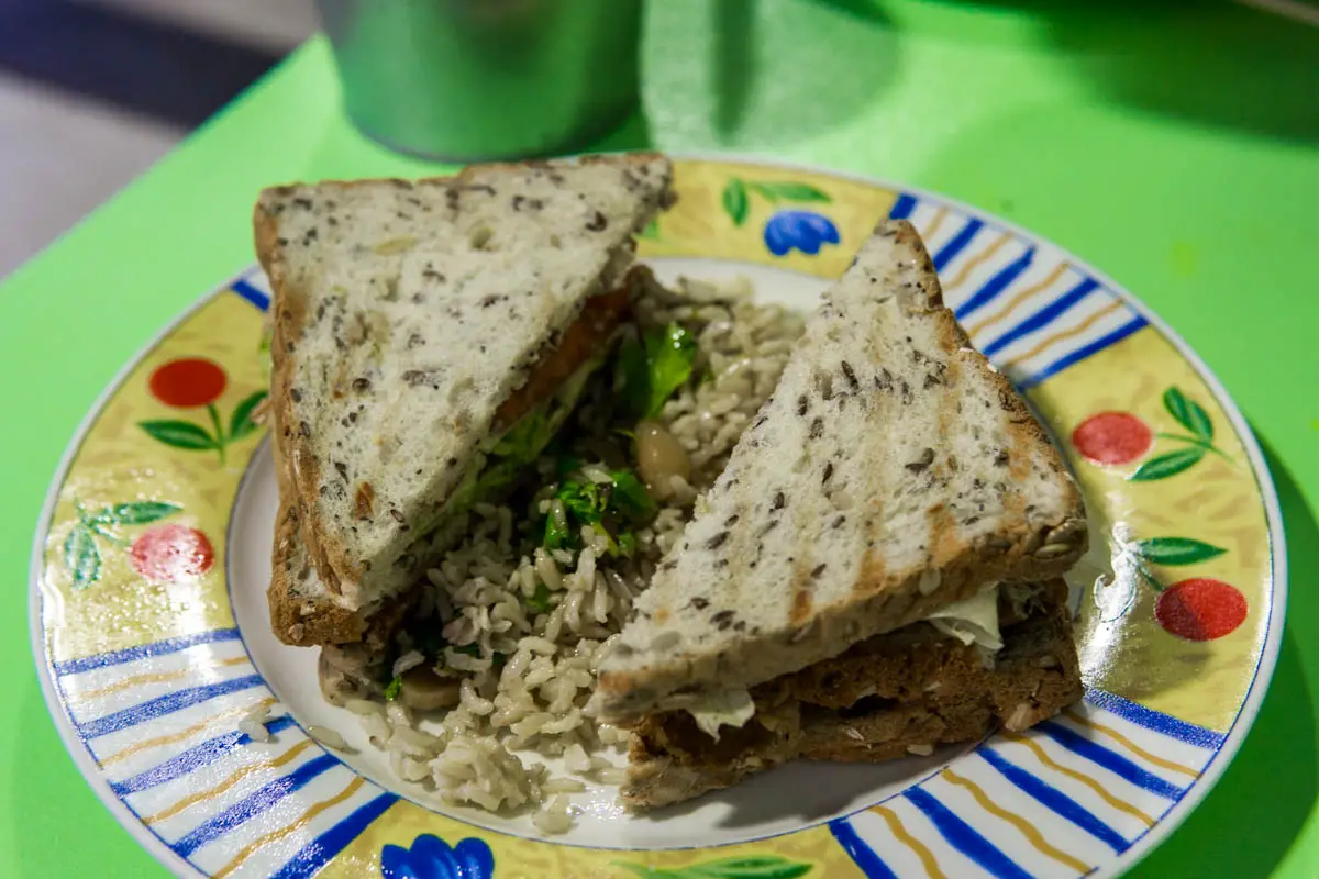 Veganes Sandwich im Alameda Vegan Rocks Restaurant