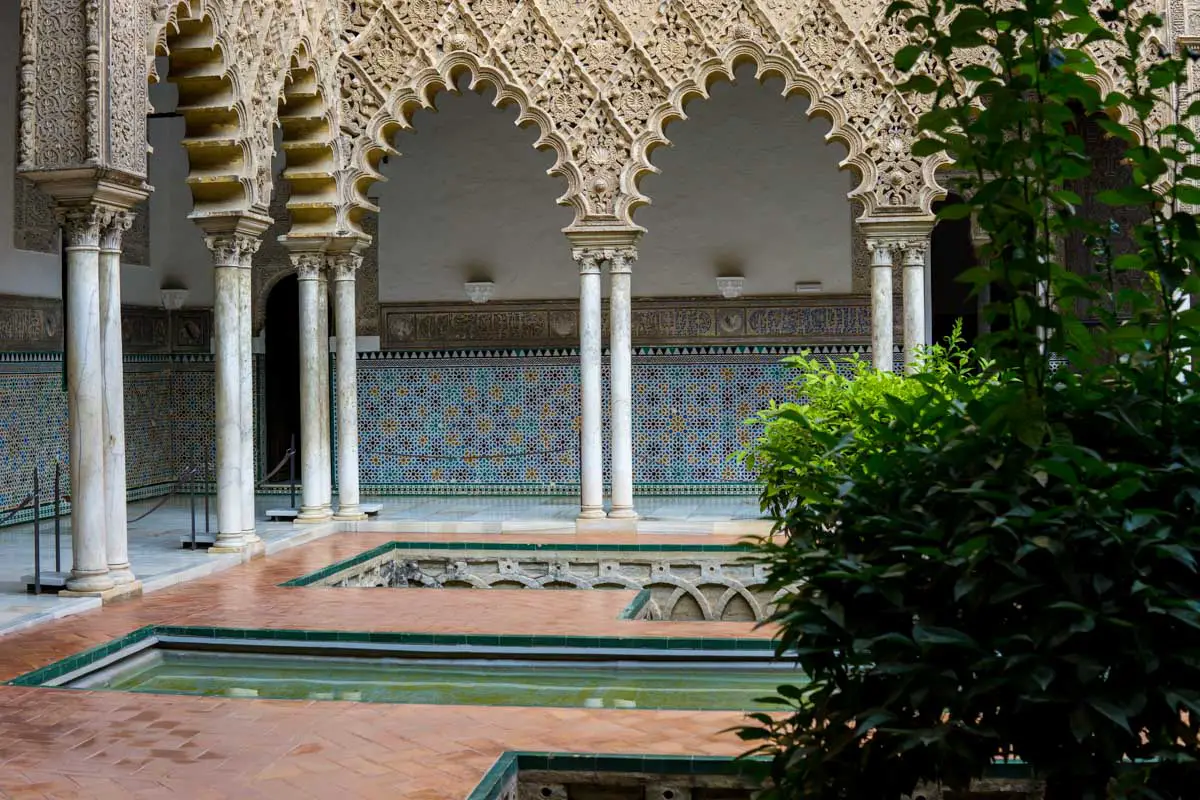 Der Innenhof im Gebäude der Alcazar mit arabischen Elementen