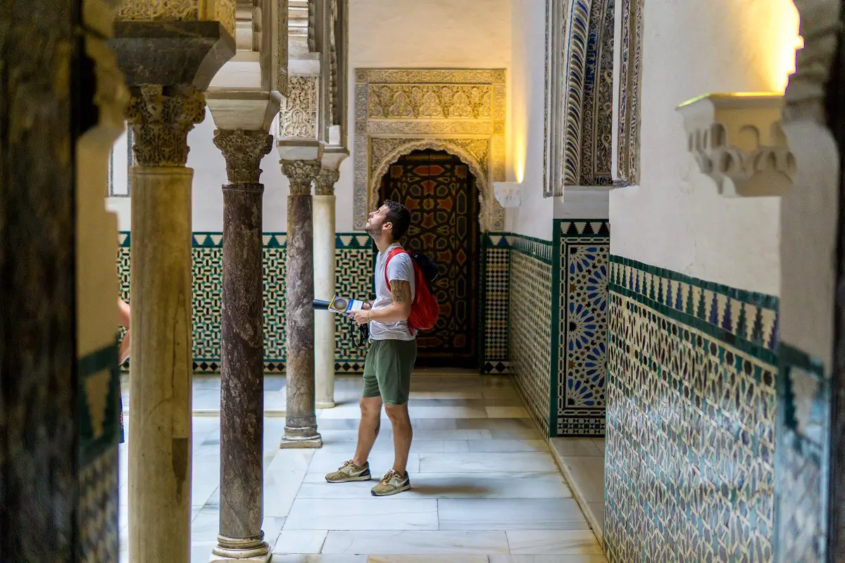 In einem Raum im Königspalast Alcazar in Sevilla
