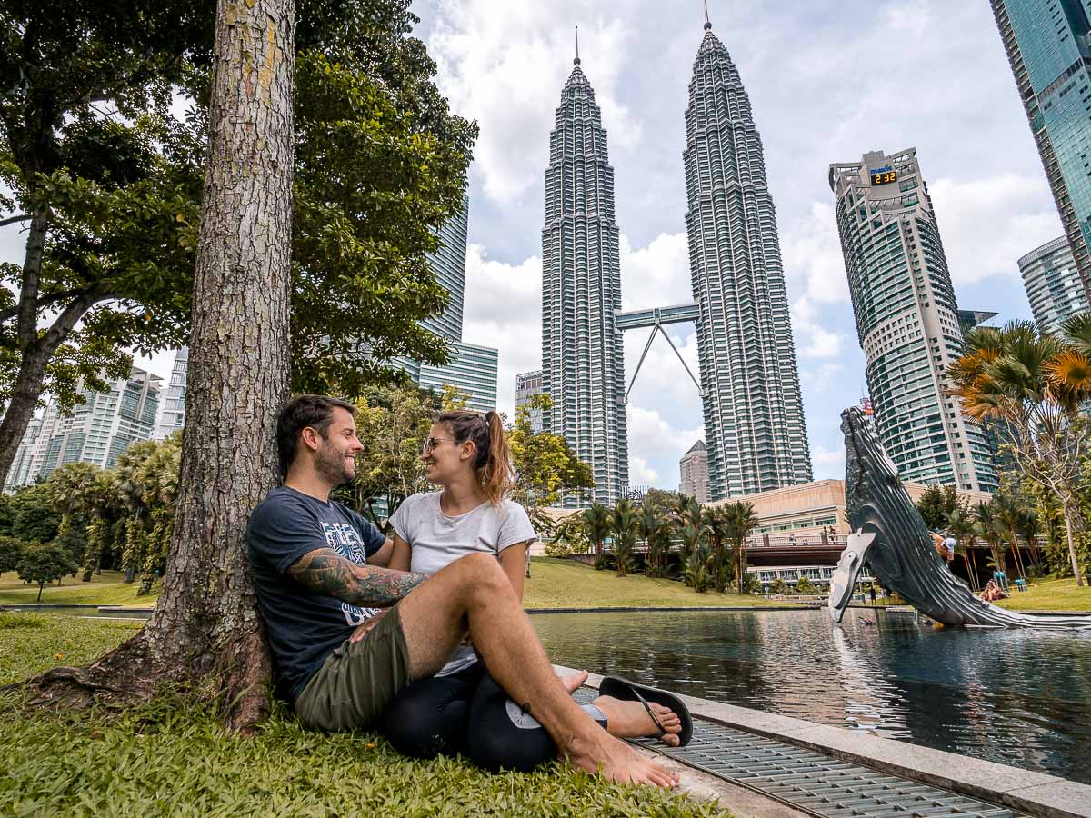 Wir beide und im Hintergrund die Petronas Towers