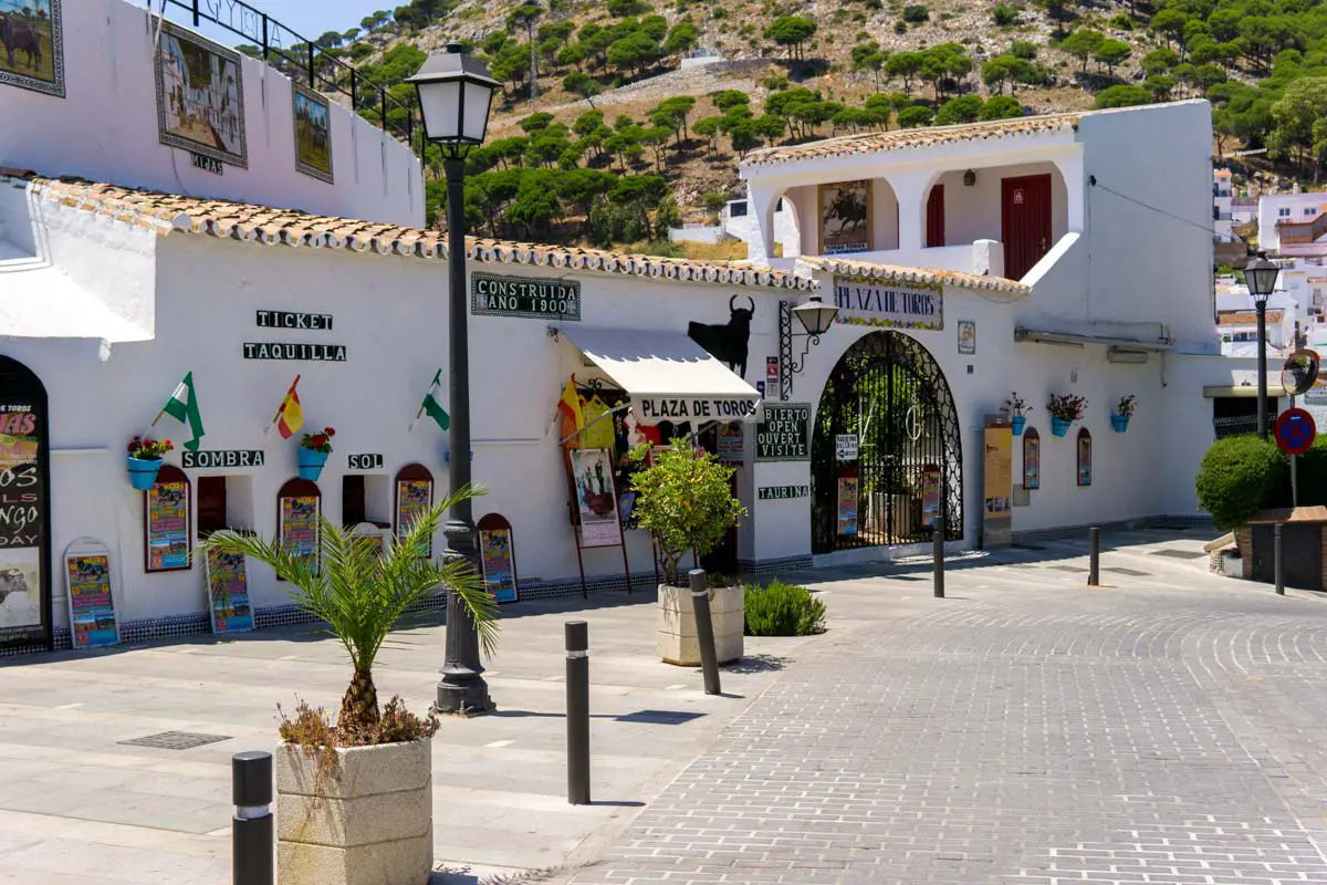 Das Eingangstor von der Arena Plaza de Toros in Mijas Andalusien