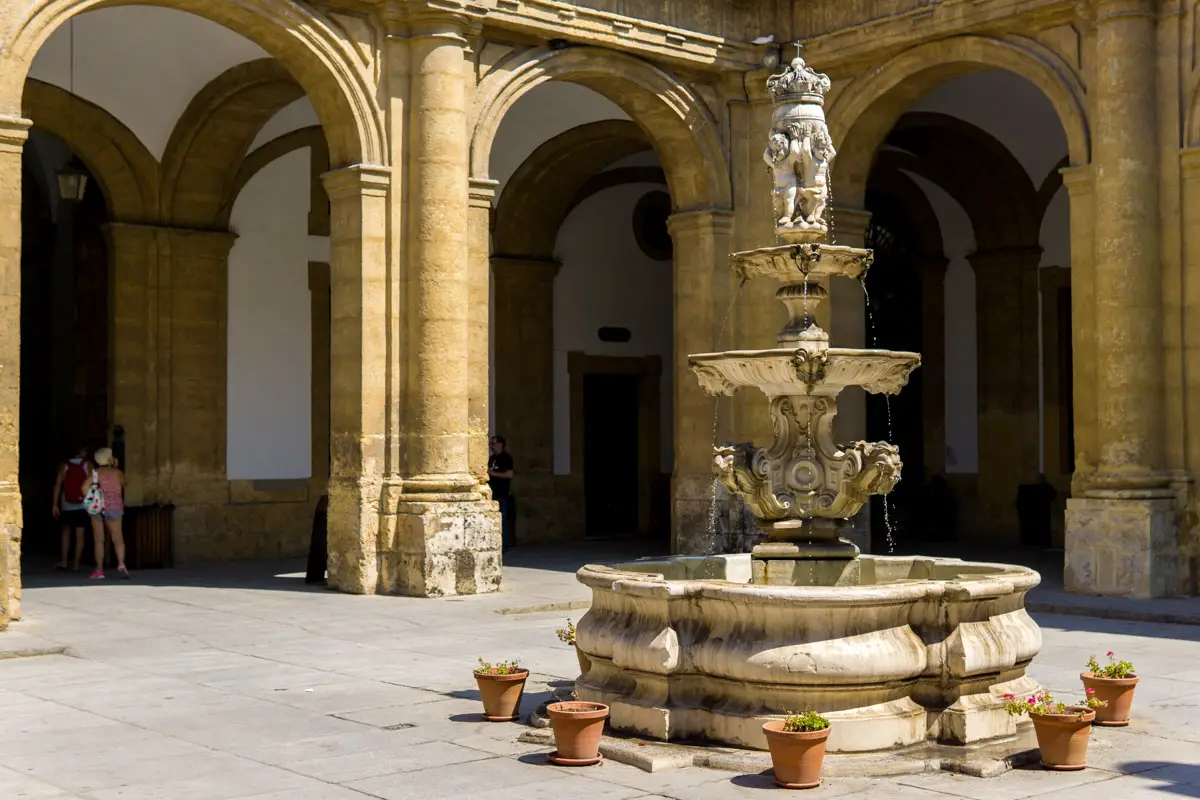 Ein kleiner Innenhof mit Brunnen in der Universität von Sevilla