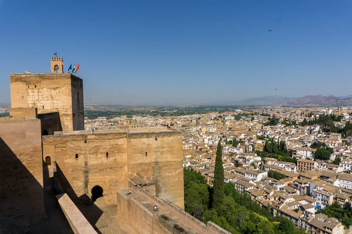 Die Alhambra Festung mit Aussicht auf das Albaicin Viertel in Granada