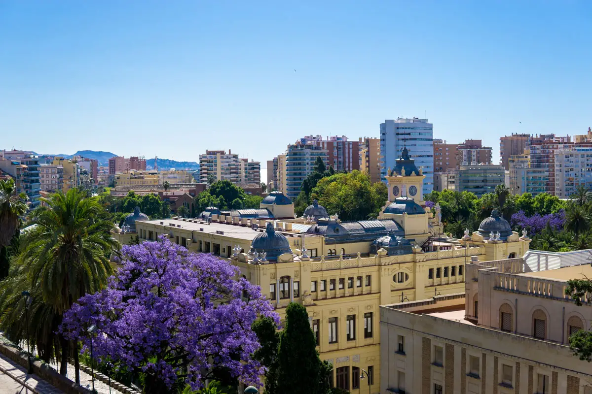 Aussicht auf Malagas Rathaus und die dahinterliegenden Hochhäuser