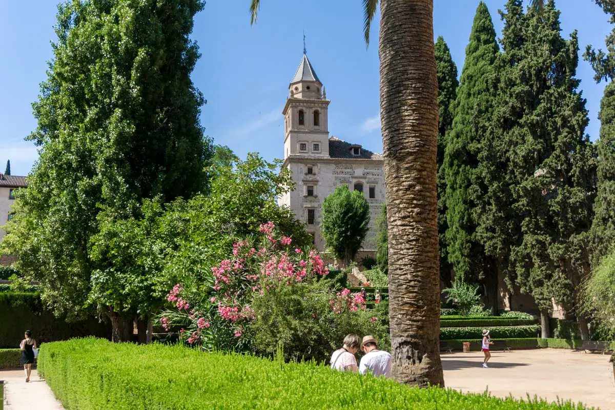 Einer der vielen Gärten in der Alhambra Granada