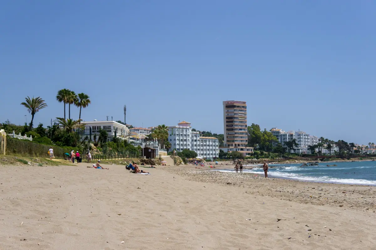 Strand in der Nebensaison in der Provinz Malaga
