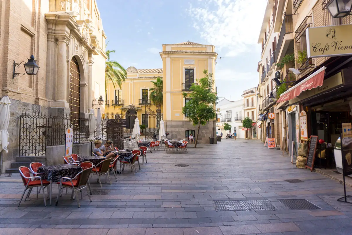 Städte in Andalusien: Kleiner Platz in Cordobas Innenstadt