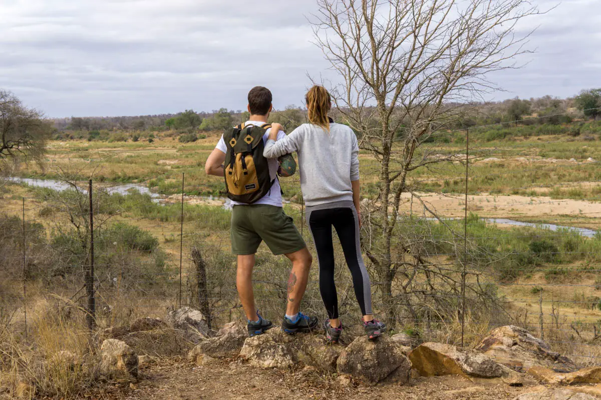 Wir beide schauen vom Marloth Park in den Krüger Nationalpark in Südafrika