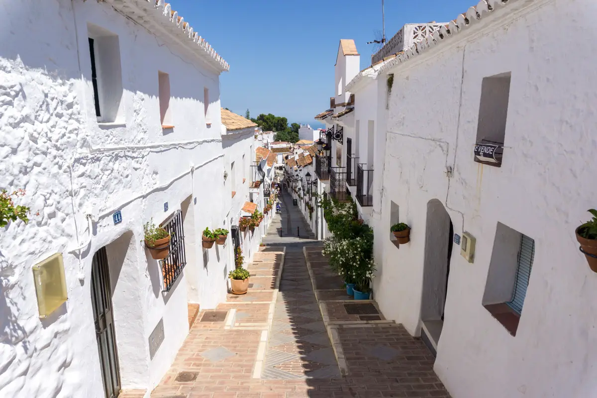 Andalusien Rundreise: Gasse in dem weißen Dorf Mijas