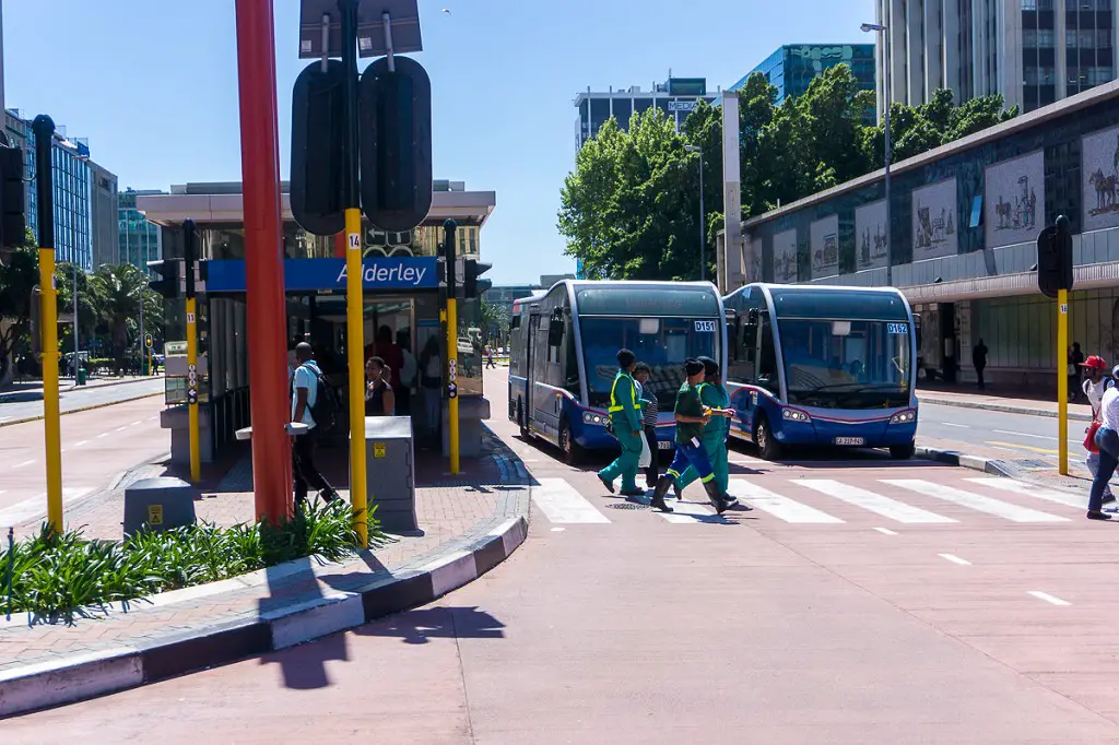 Südafrika Kosten: Bushaltestelle und öffentliche Busse im Zentrum von Kapstadt