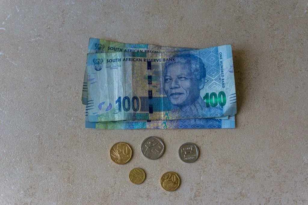 100 Rand Schein und ein paar südafrikanische Randmünzen