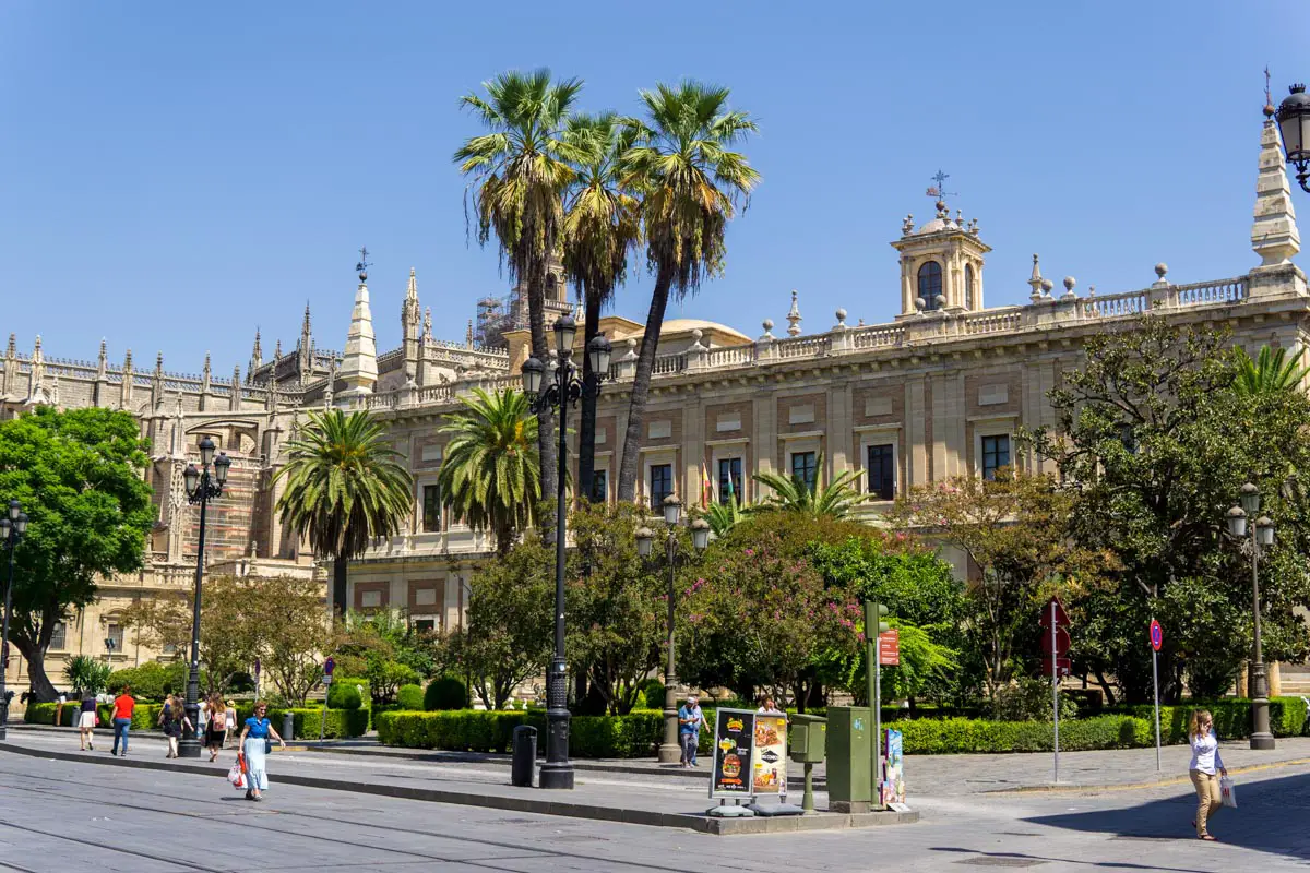 Städte in Andalusien: Großes Gebäude im Sevilla Zentrum