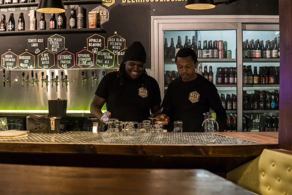 Zwei Barkeeper an der Theke im Beer House