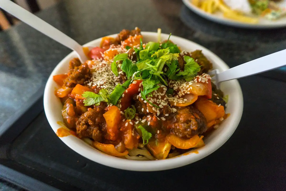 Chinesisches Gericht im Food Eastern Basar