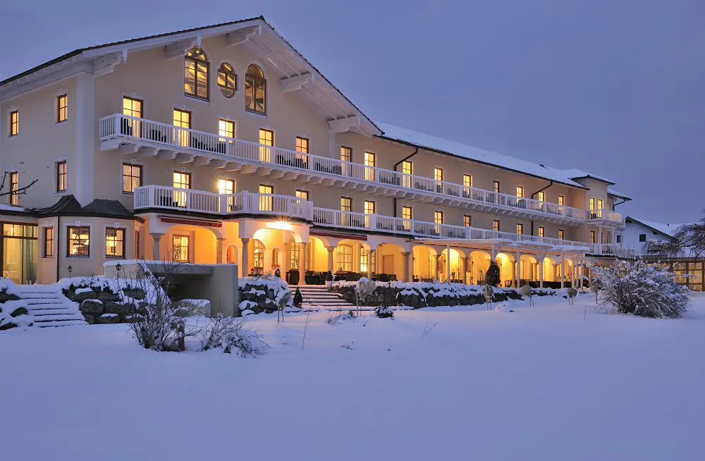 Hotel Edermann im Winter von außen