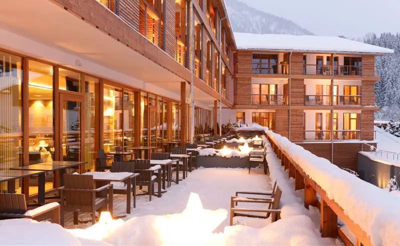 Schneebedeckter Balkon des Hotel Exquisit