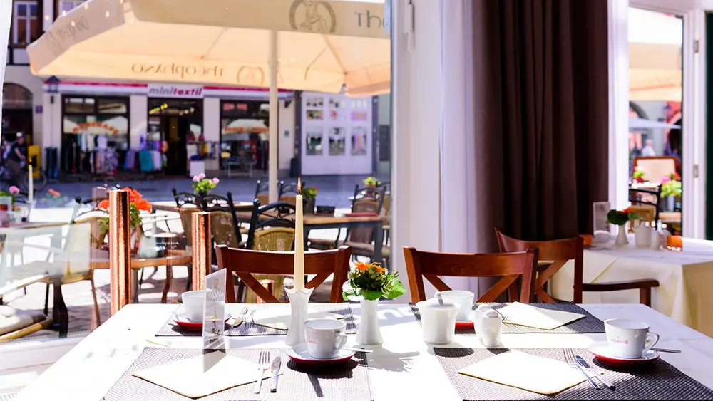 Tisch mit Blick auf die Innenstadt im Restaurantbereich des Hotels Theopano