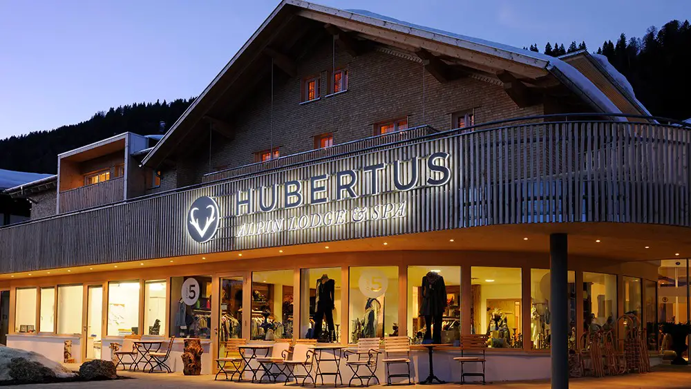 Vordere Außenfassade der Hubertus Alpin Lodge