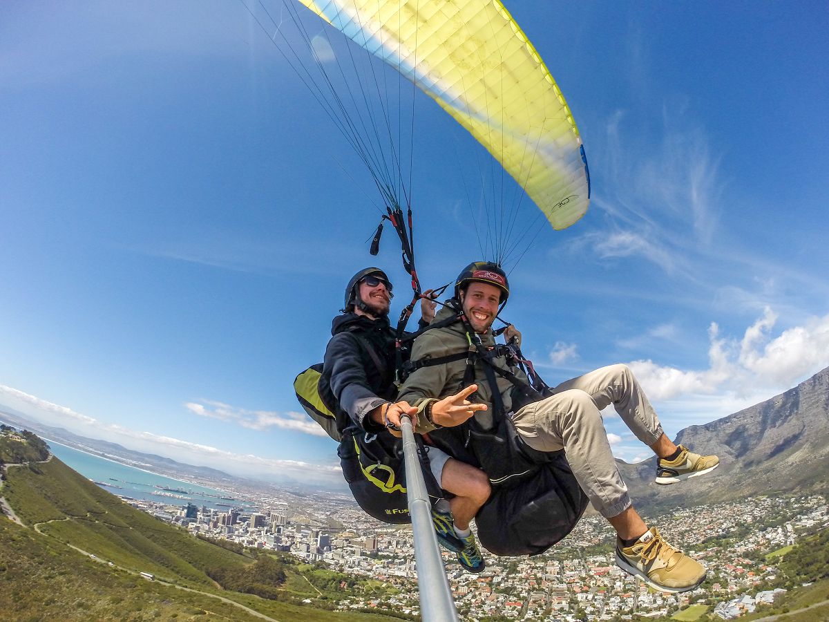 Marco mit Gleitschirm über den Dächern Kapstadts