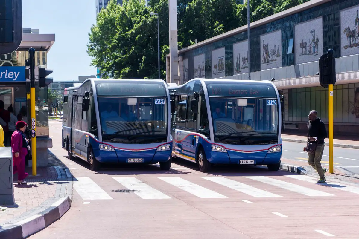 Zwei Busse an einer Busstation in der Innenstadt von Kapstadt
