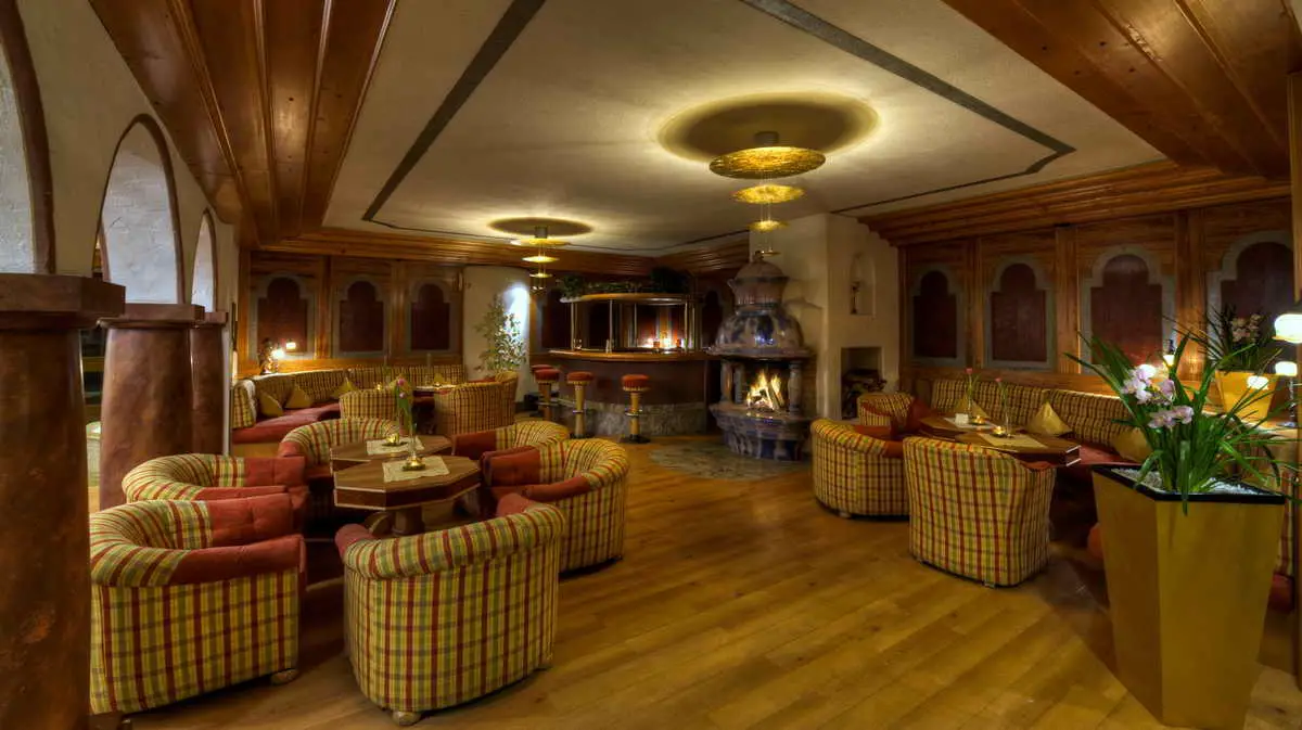 Kaminzimmer & Lobby im Königshof Hotel Resort