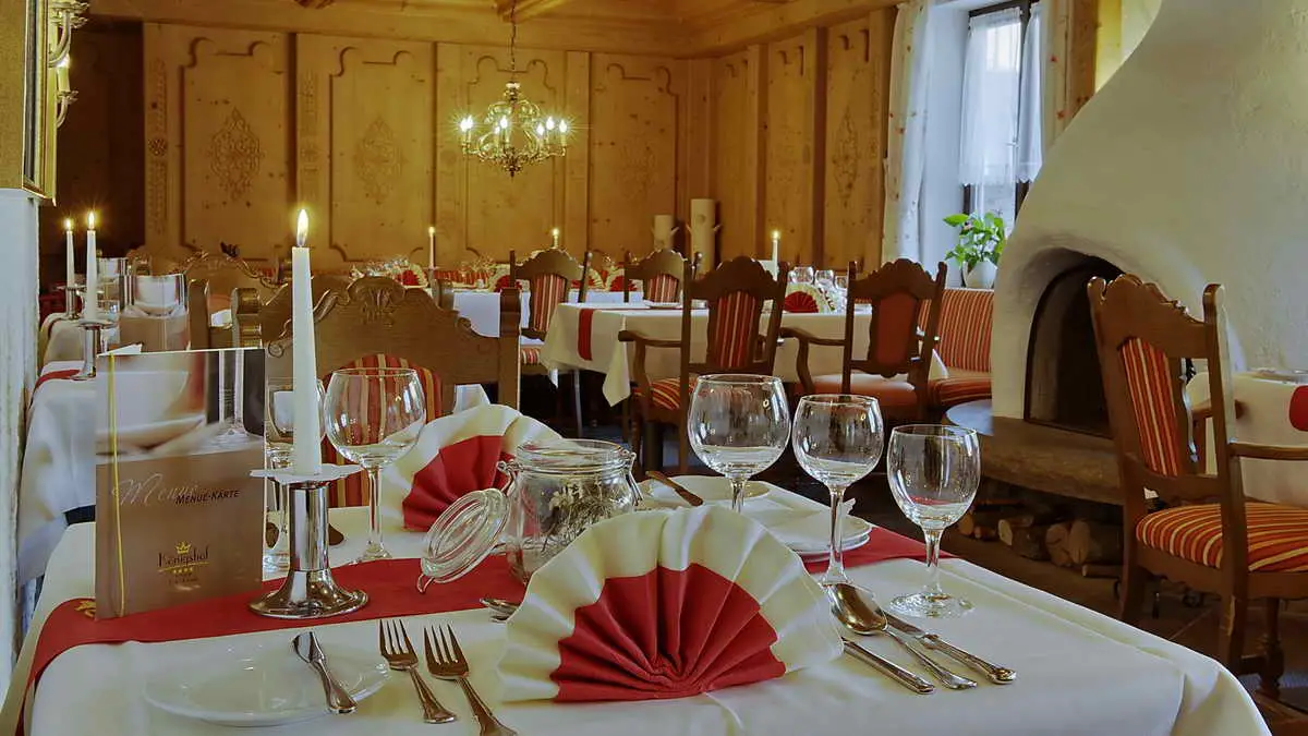 Dekorierter Restaurantbereich im Königshof Hotel Resort