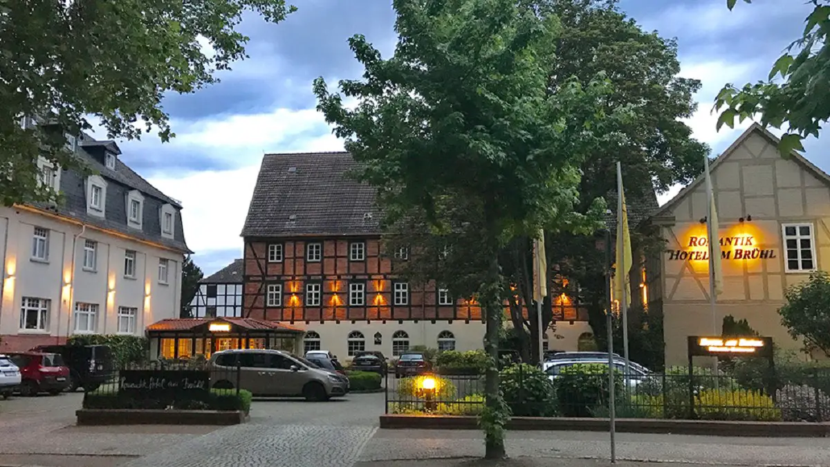 Die Außenfassade und unmittelbare Umgebung des Romantik Hotels Brühl