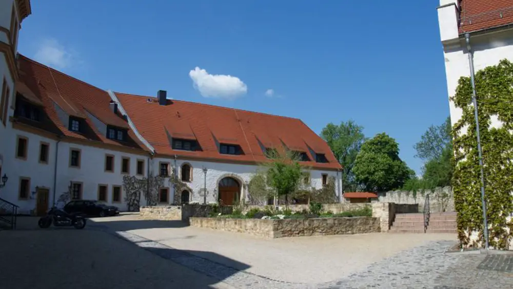 Der Schlosshof vom Schlosshotel Schokpau mit weißen Gebäudefassaden