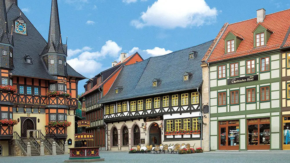 Außenansicht des Gotischen Hauses und der davor öffentlichen Platz sowie weitere historische Gebäude