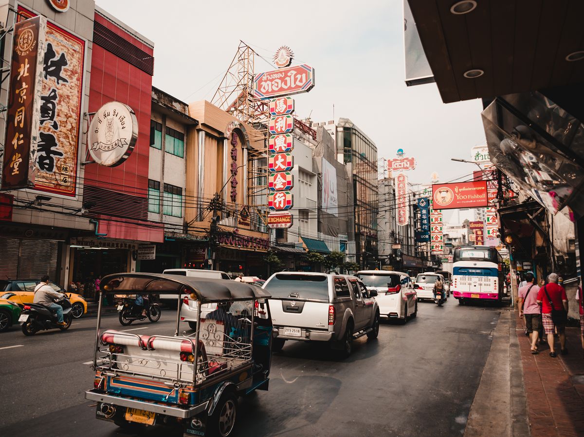 Straße mit Werbereklamen in Bangkoks Chinatown