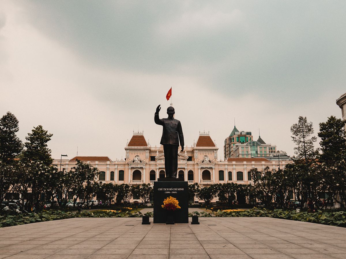 Ho Chi Minh Statue und das Rathaus im Hintergrund