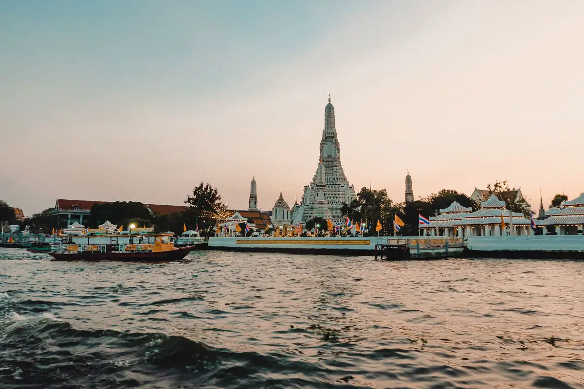 Die Tempelanlage vom Chao Phraya Fluss aus