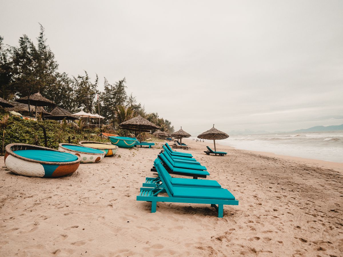 Liegeflächen am An Bang Strand in Hoi An