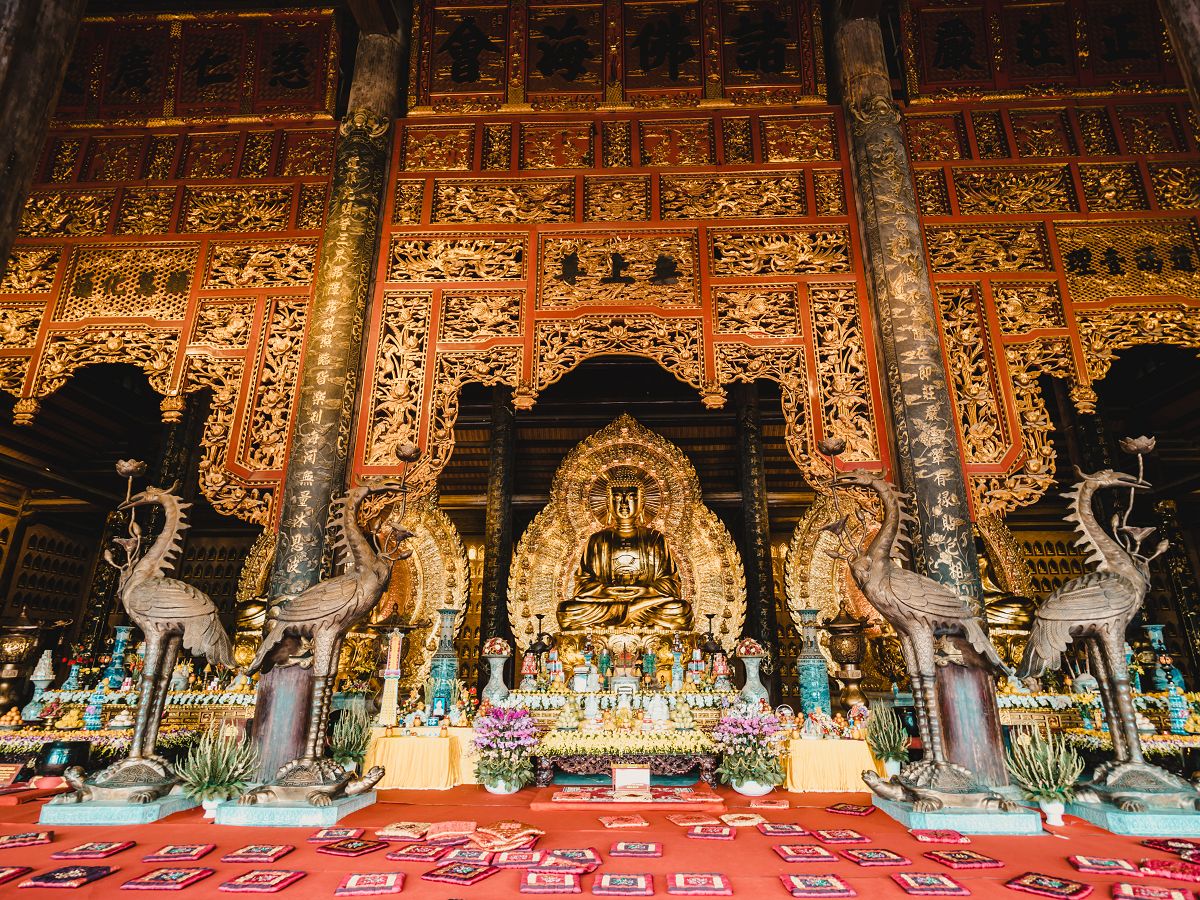 Buddhafiguren in der Bai Dinh Tempelanlage